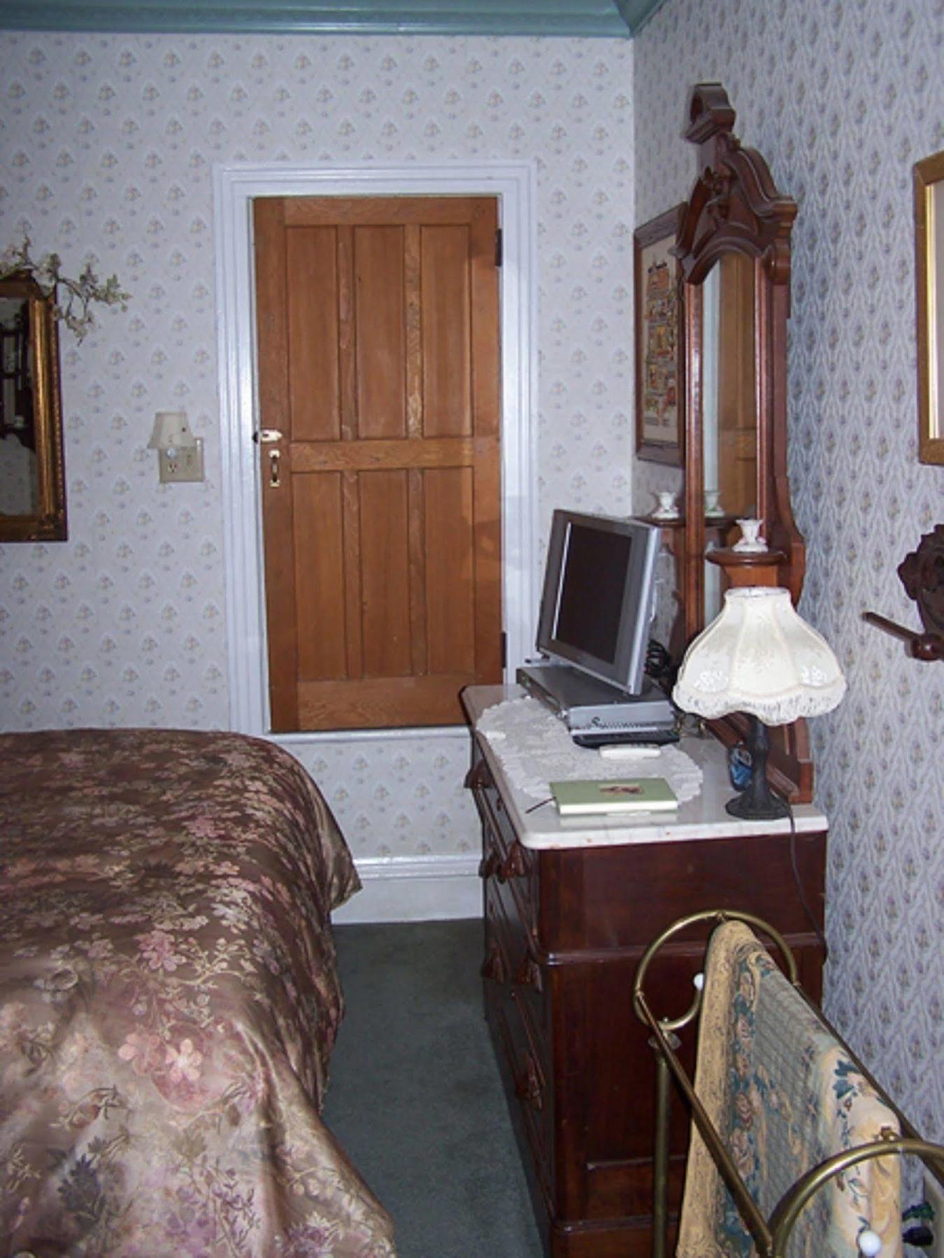 Bellinger Rose Bed & Breakfast Herkimer ภายนอก รูปภาพ