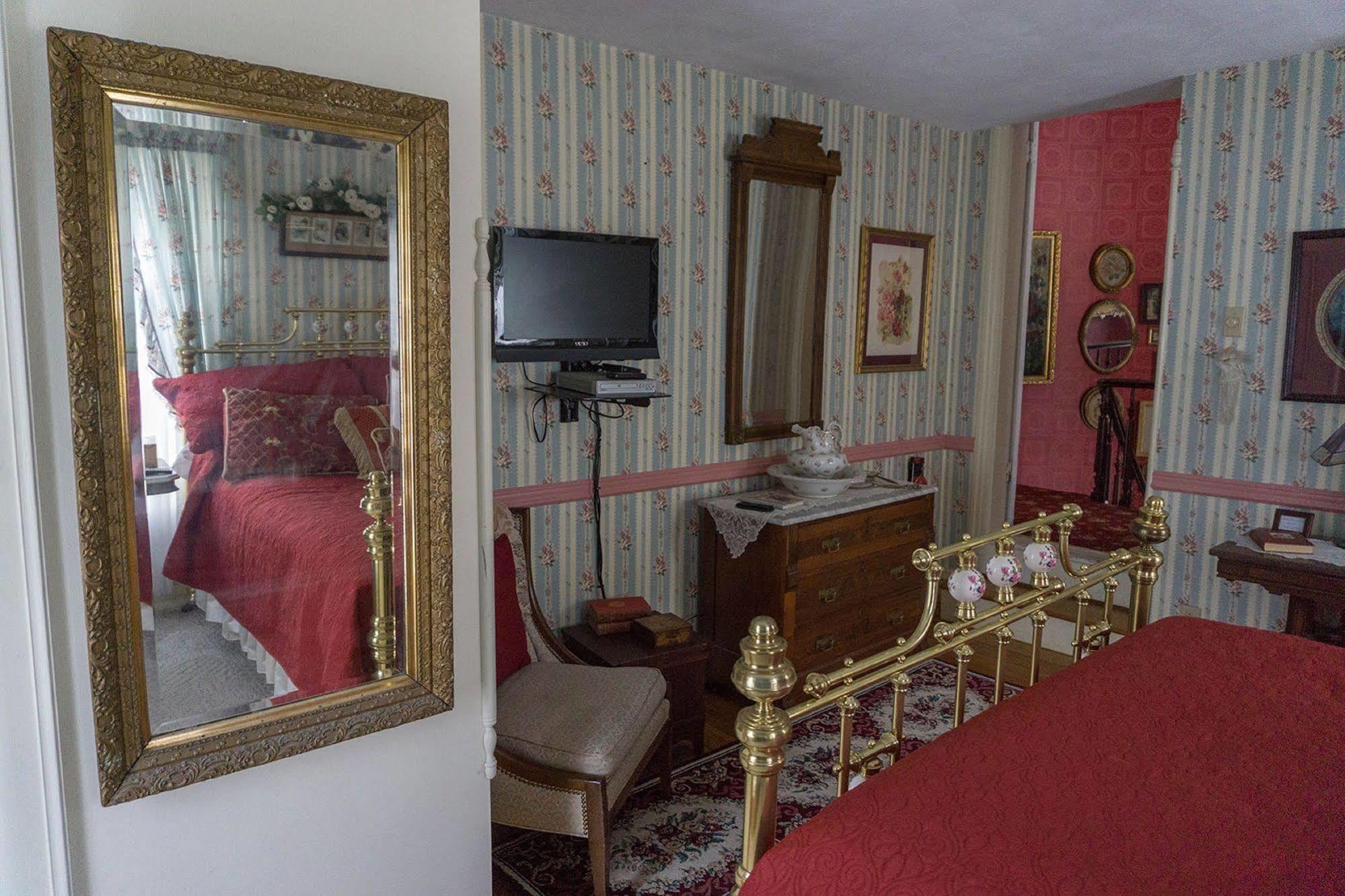Bellinger Rose Bed & Breakfast Herkimer ภายนอก รูปภาพ