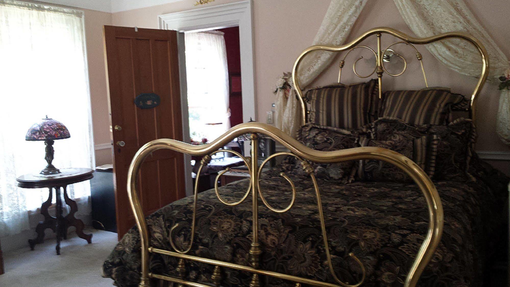 Bellinger Rose Bed & Breakfast Herkimer ภายนอก รูปภาพ