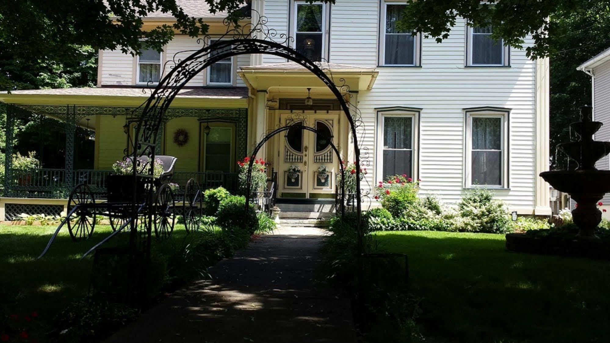 Bellinger Rose Bed & Breakfast Herkimer ภายนอก รูปภาพ